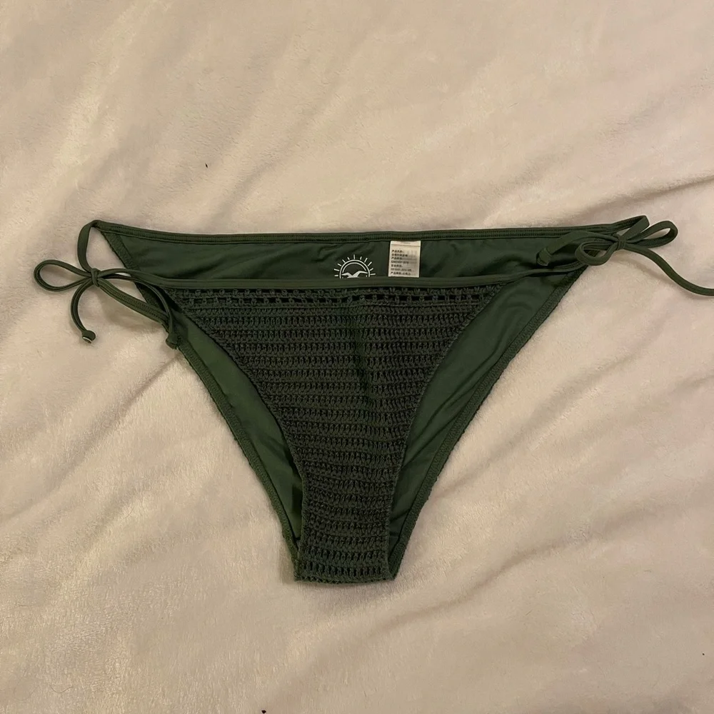 Dark green Hollister bikini bottoms. New… never worn. Size Large - Picture 1 of 4